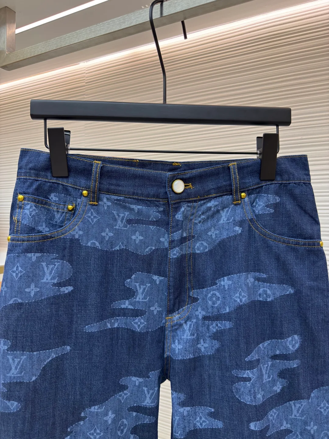 LOUIS VUITTON chambray shorts ●Authentic product: 12000 purchased and developed ●Item number: 1680264-A75 ●Fabric: Lyocell fiber denim fabric ●Technology: Made on positioning cutting machine ●Version: Fitted version ●Weight: about 260 grams ●Size: S-M-L-XL ●Description: Made of Lyocell fiber denim TR lining, positioning cutting machine, garment washing and fading, customized 1:1 pearl buttons, customized 1:1 rivets, customized 1:1 zippers, customized 1:1 leather labels, customized 1:1 trademarks. The overall wiring is straight and delicate, the fabric is comfortable and soft, and the color is consistent without color difference. It can be matched with the same style to create a fashionable look and control various occasions. Customized accessories, complete with three standards, same style for men and women!
